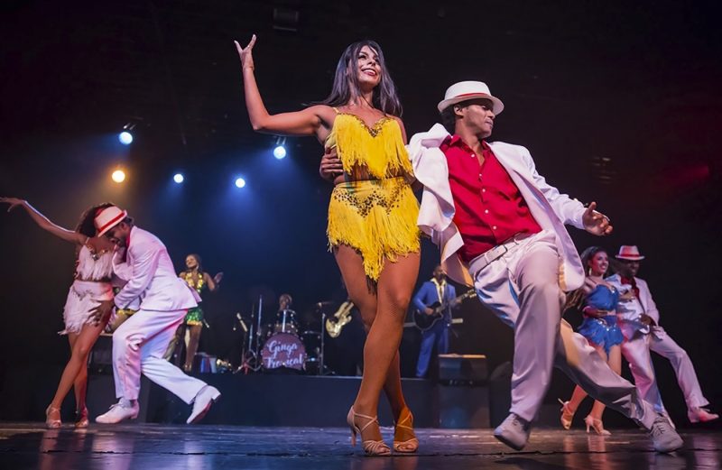Samba dancing at Ginga Tropical Show at Leblon Theatre