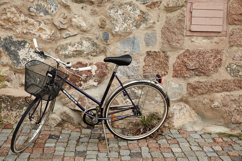 A bicyle against a wall