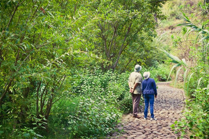 Two people hiking in Azuaje valley