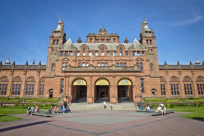 People outside Kelvingrove Art Gallery and Museum