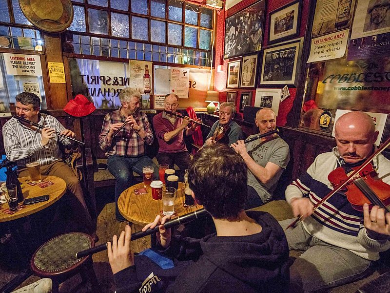 Irish music in pub